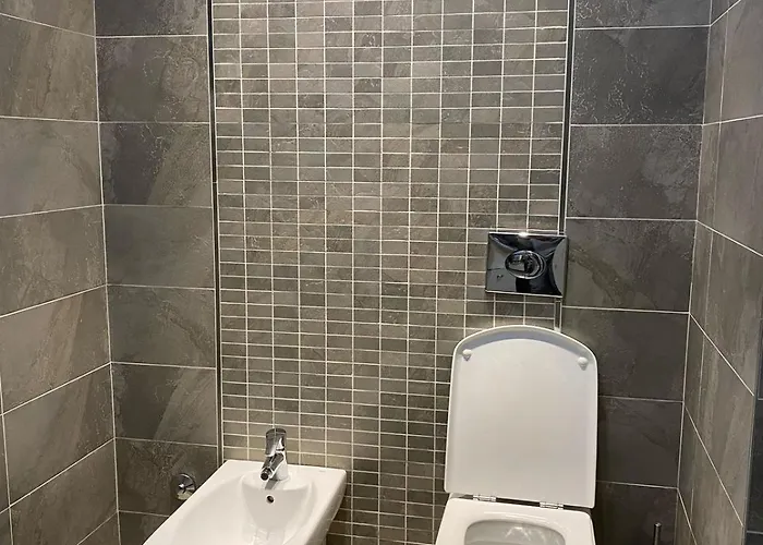 Main Bllok 2 * Tirana