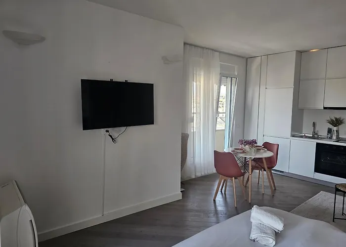 Main Bllok 2 * Tirana