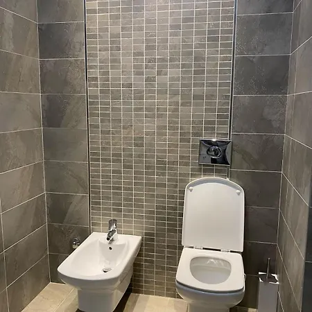 Main Bllok 2 * ティラナ